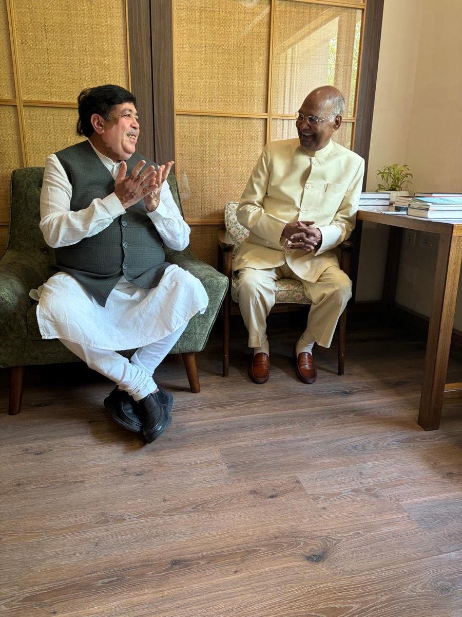 Dileep_Sanghani's tweet photo. हैदराबाद के निकट कान्हा शांति वनम स्थित ‘वेलनेस बाय हार्टफुलनेस’ के स्वास्थ्य शिविर में भारत के पूर्व राष्ट्रपति आदरणीय श्री रामनाथ कोविंद जी से आत्मीय भेंट हुई।

इस अवसर पर उन्होंने अपनी पुस्तक ‘Triumph of the Indian Republic’ सप्रेम भेंट की। उनका सहज व्यक्तित्व और राष्ट्रसेवा के प्रति समर्पण सदैव प्रेरणादायी है।

इस स्नेह और आत्मीयता के लिए आदरणीय कोविंद जी का हृदय से आभार। 🙏
@ramnathkovind