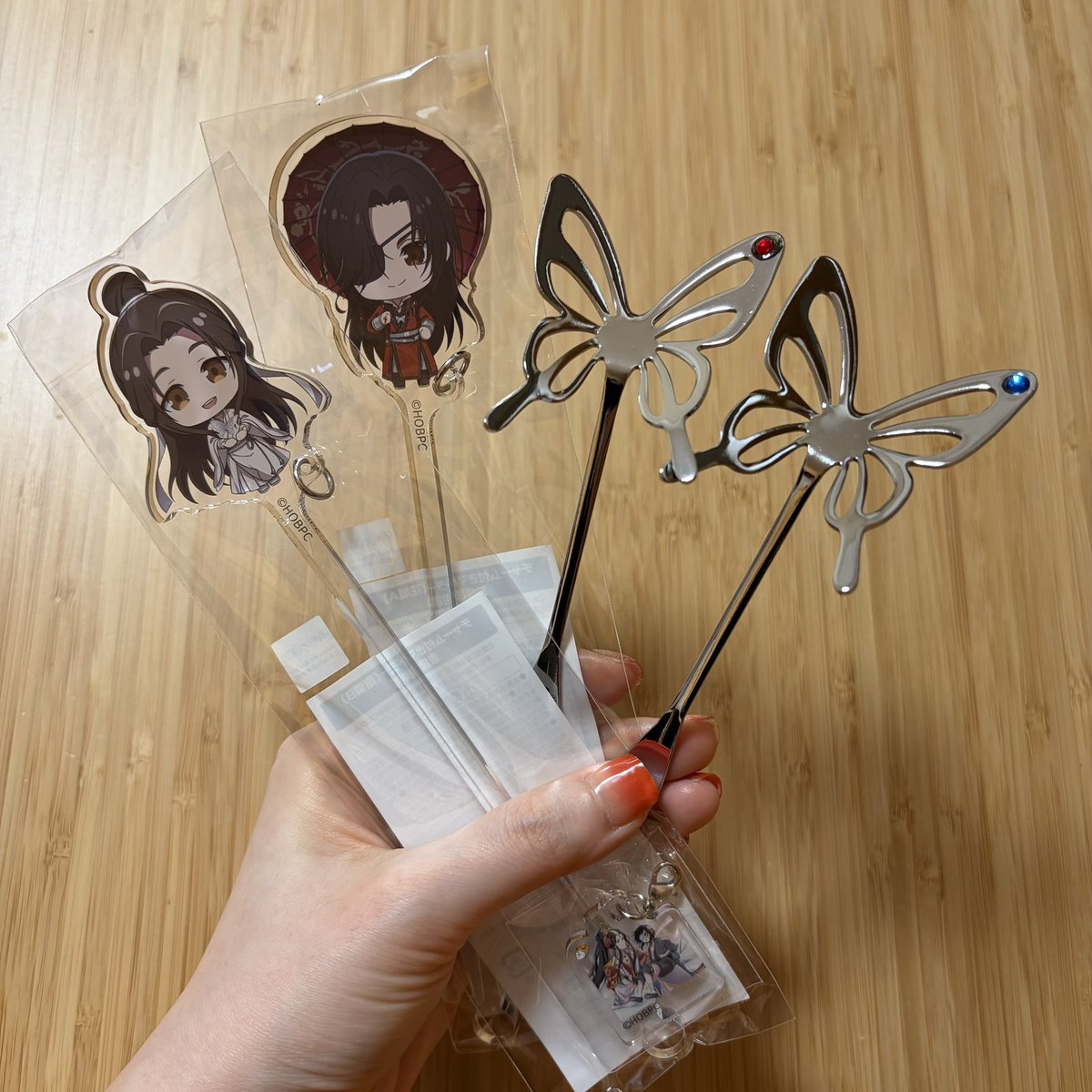 chami1425017's tweet photo. 天官展初日に買ってたマドラーと、土曜に届いていたマドラー🦋
城主はシルバー×赤が欲しくて即決！殿下の方は写真だと水色っぽくも見えたからブルーにしたんだけど、ちょっと濃かったかな〜
でもやっぱりかわいい💕 https://t.co/pwMC6F2gDy