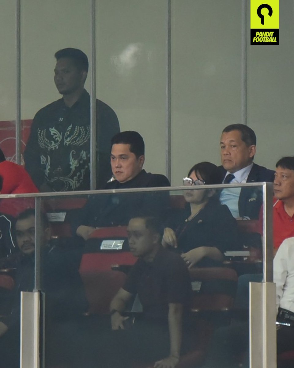 panditfootball's tweet photo. Ketum PSSI sekaligus Menpora terlihat hadir di tribun. Apa yang ingin kalian sampaikan?

Kalau teman-teman yang ada di GBK ketemu beliau, langsung aja tegur yaa. 

#TimnasDay https://t.co/52gU584T9X