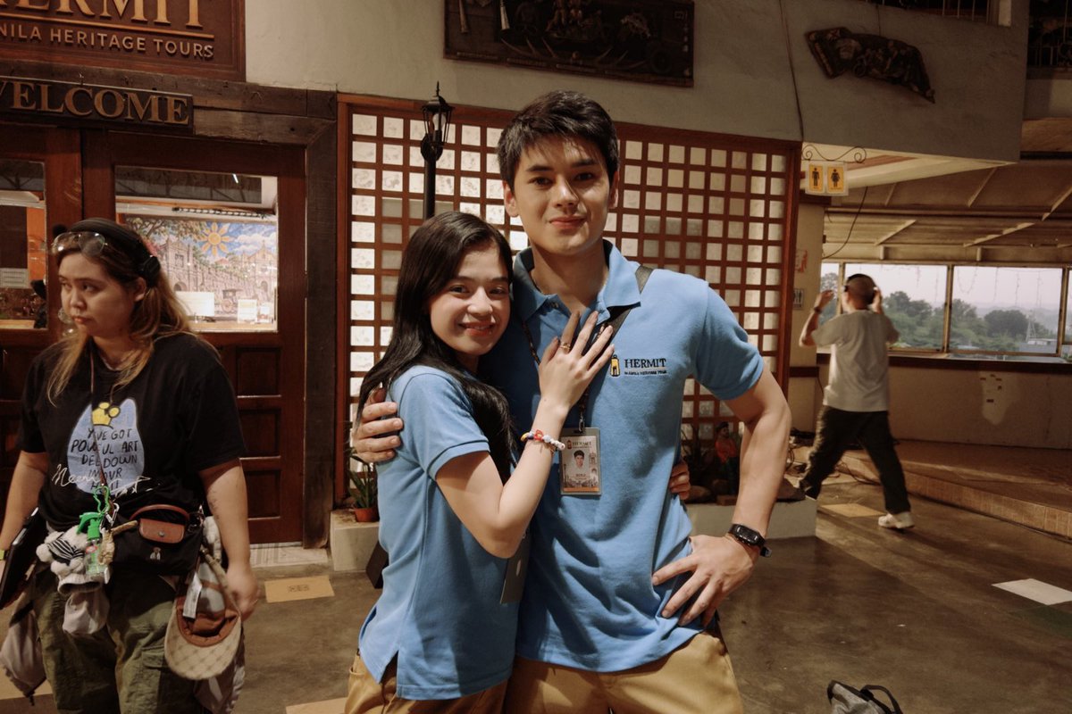 regalfilmsph's tweet photo. May script. 📝 May blocking. 🎬 May feelings na wala sa call sheet. 💛✨

First day pa lang ng shooting, may tanungan na agad. 👀
#BatDiNaLangTayo 🫣

Written and Directed by #JasonPaulLaxamana 🎬
Starring #BiancaDeVera &amp; #DustinYu 💕

Coming Soon in Cinemas. https://t.co/Vgi9VYbo56