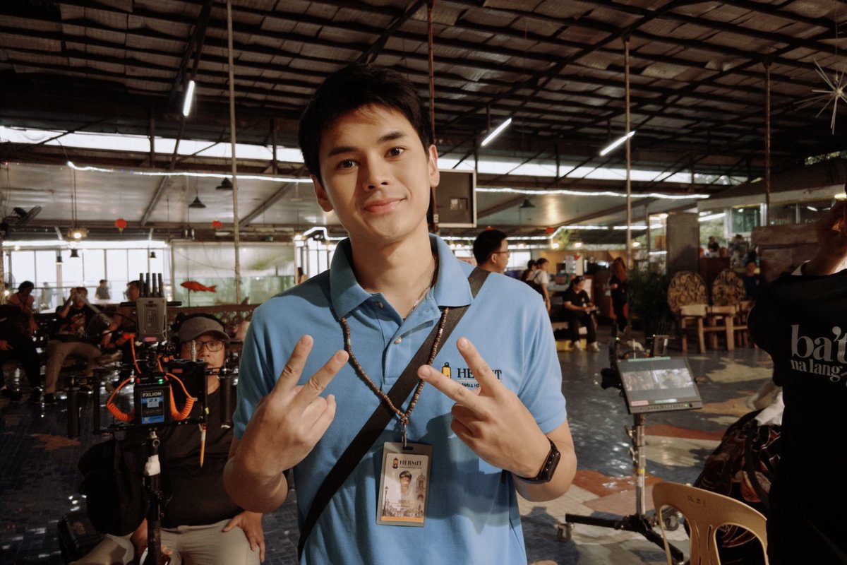 regalfilmsph's tweet photo. May script. 📝 May blocking. 🎬 May feelings na wala sa call sheet. 💛✨

First day pa lang ng shooting, may tanungan na agad. 👀
#BatDiNaLangTayo 🫣

Written and Directed by #JasonPaulLaxamana 🎬
Starring #BiancaDeVera &amp; #DustinYu 💕

Coming Soon in Cinemas. https://t.co/Vgi9VYbo56