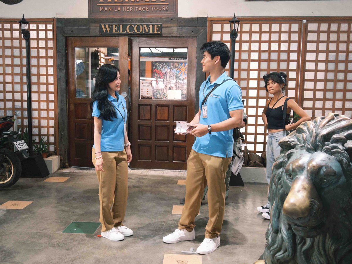 regalfilmsph's tweet photo. May script. 📝 May blocking. 🎬 May feelings na wala sa call sheet. 💛✨

First day pa lang ng shooting, may tanungan na agad. 👀
#BatDiNaLangTayo 🫣

Written and Directed by #JasonPaulLaxamana 🎬
Starring #BiancaDeVera &amp; #DustinYu 💕

Coming Soon in Cinemas. https://t.co/QQBXhgKFxy