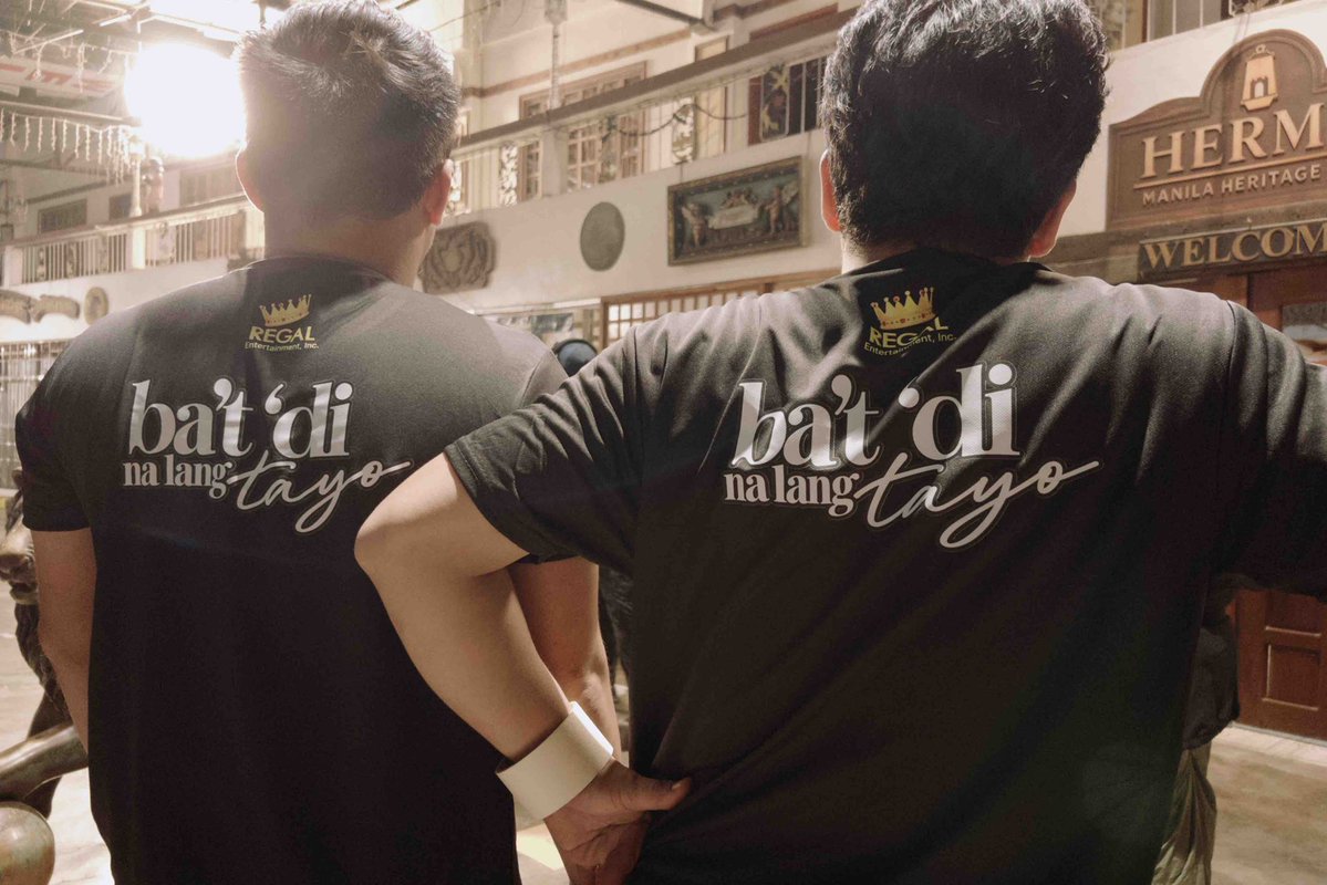 regalfilmsph's tweet photo. May script. 📝 May blocking. 🎬 May feelings na wala sa call sheet. 💛✨

First day pa lang ng shooting, may tanungan na agad. 👀
#BatDiNaLangTayo 🫣

Written and Directed by #JasonPaulLaxamana 🎬
Starring #BiancaDeVera &amp; #DustinYu 💕

Coming Soon in Cinemas. https://t.co/QQBXhgKFxy
