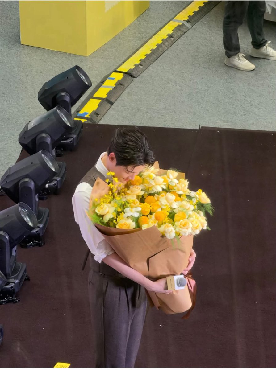 MybiggestloveS's tweet photo. A true professional who always gives his hundred percent to fans.

WE STAND WITH KIM YOONSIK
#KIMYOONSIK
#KIMYOONSIKSHINES https://t.co/f4oL2uqNEa