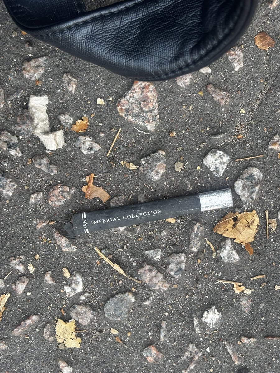 kinbakumo's tweet photo. someone at bus stop dropped a gem https://t.co/z5eSdMtktY