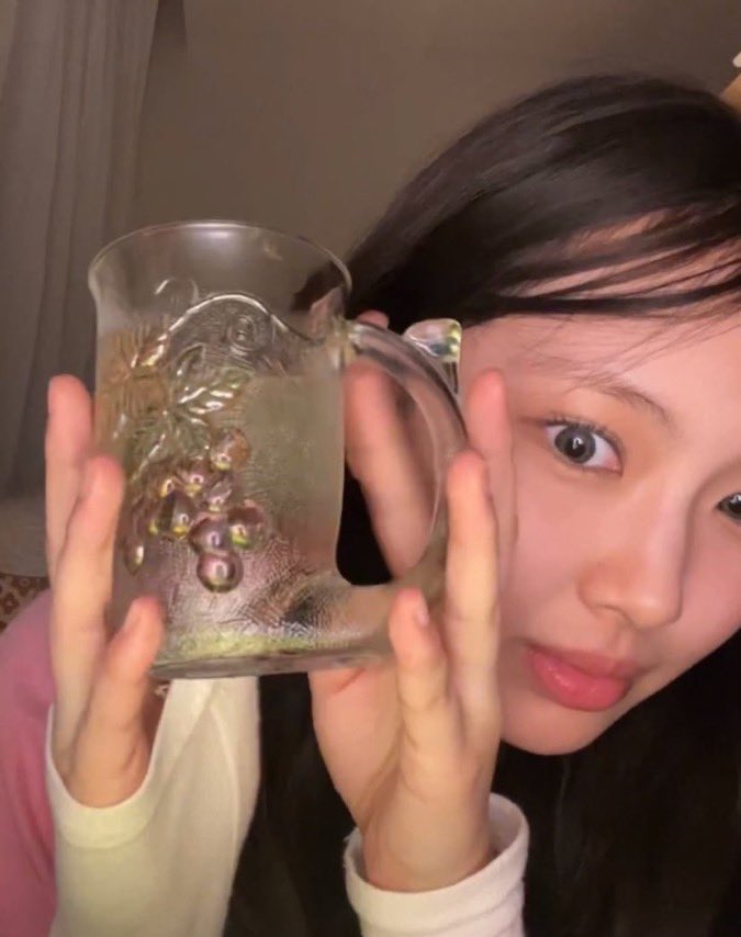 rrlxrrlx's tweet photo. 혜인이는 자기가 뭘 좋아하고 뭐가 잘 어울리는지 너무 잘 아는 아이라 좋아할수밖에 업서ㅜ   빈티지 취향도 자기걸로 소화하는 감각이 진짜 좋고 ,
할머니집에서 가져온 컵이랑 쿠션+ 아빠가 안 쓰는 씨디플레이어👈 이런걸로 방 꾸미는 거 보면 걍 08년생의 감도가 아님(..) https://t.co/rs5kmpML4S