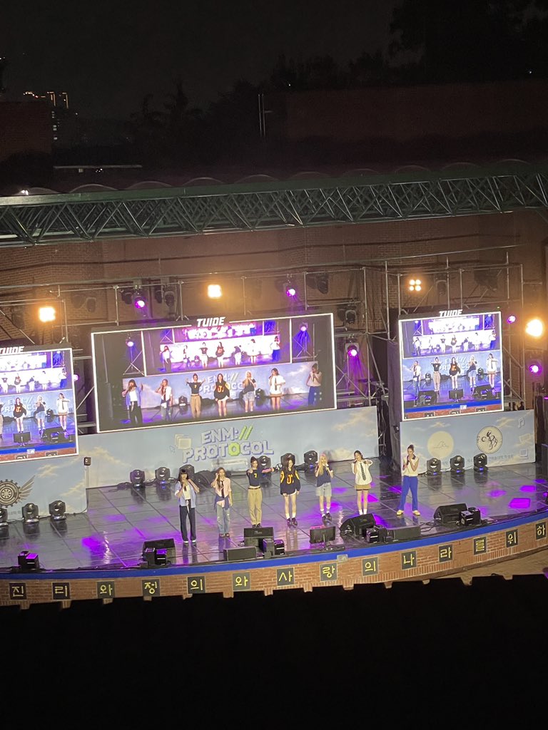 sakjiaa's tweet photo. 우뜩해....🥺🥺🥺 
첫 대학 축제 스케이고 핸드 마이크도 처음 쓰는데 라이브 열심히 하고 호응도 잘 이끌어 내고..... 튜사맥 찍었음🏩🏩👩🏻‍❤️‍👨🏻👩🏻‍❤️‍👨🏻 https://t.co/MZxus0ymb7