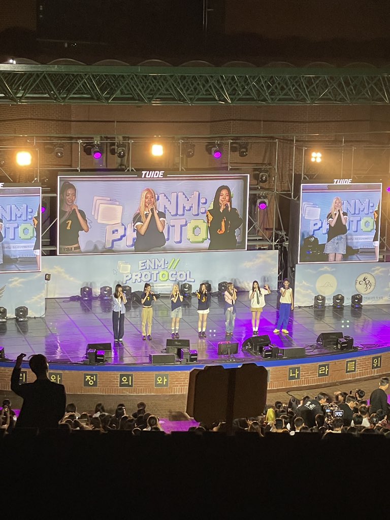 sakjiaa's tweet photo. 우뜩해....🥺🥺🥺 
첫 대학 축제 스케이고 핸드 마이크도 처음 쓰는데 라이브 열심히 하고 호응도 잘 이끌어 내고..... 튜사맥 찍었음🏩🏩👩🏻‍❤️‍👨🏻👩🏻‍❤️‍👨🏻 https://t.co/MZxus0ymb7