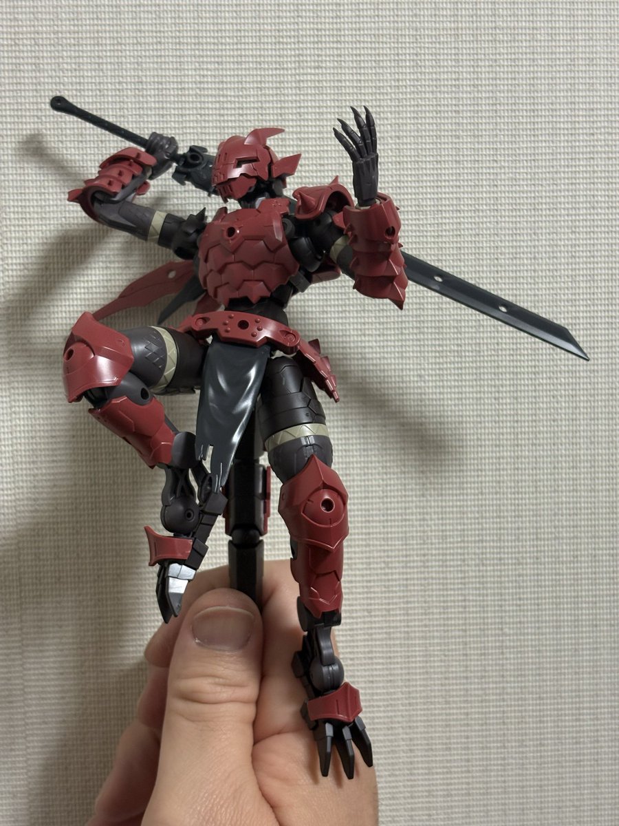 mikkun24_'s tweet photo. 昨日の続き模活
ドラゴニアナイト完成〜
肩アーマーと羽でアシンメトリーになっているのね、カッコいい!
武器もゴツい剣が2本付属
慣れない手持ちポージングもやってみたw
次はロードや〜
#30MF
#30ML https://t.co/xwWRD5Pbxp