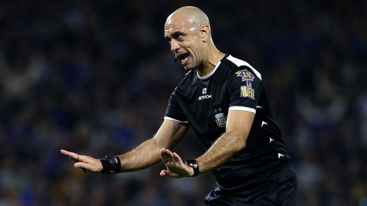 DSportsRadio's tweet photo. 🗣️ "En la situación de Palacios, el jugador se arroja sobre la pierna del defensor y ahí se produce el contacto. Nunca se logra poner de pie en esa situación. Me pareció una acción totalmente de juego. Para mí, el jugador de Estudiantes nunca llegó a estar de pie para jugar el balón, ya venía cayéndose antes de que se produzca el golpe"

Jorge Baliño, Árbitro VAR de Estudiantes - Rosario Central, en #NoVeoLaHora por DSPORTS Radio FM 103.1 #ElSonidoDelDeporte 📻