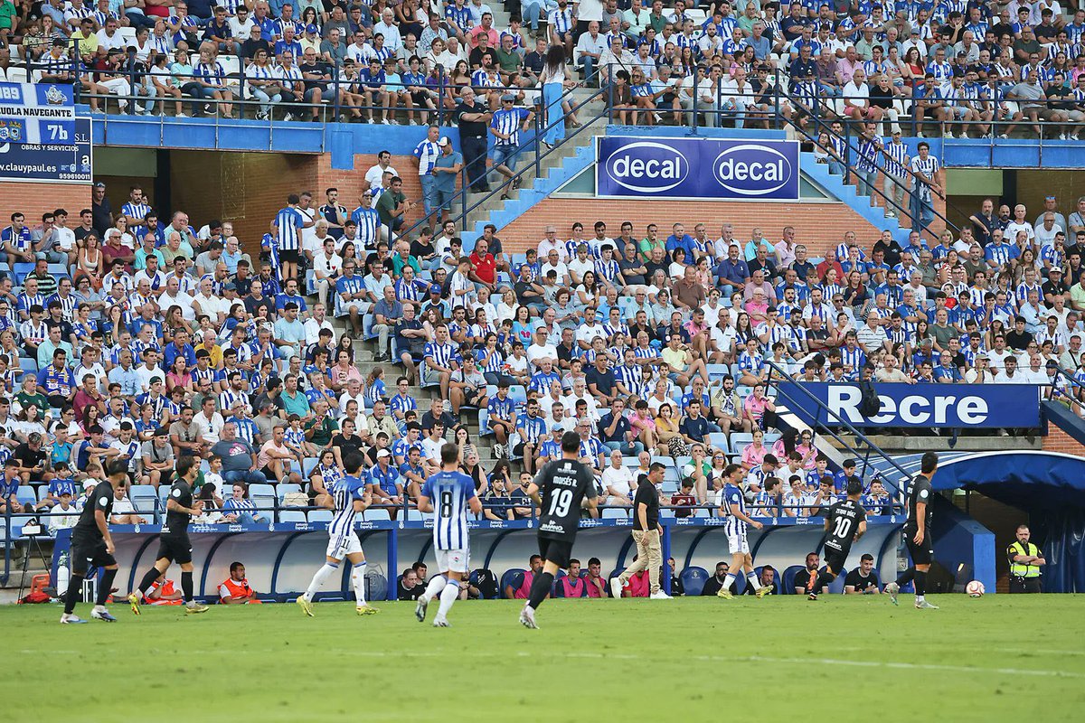 alejandro1199_'s tweet photo. Que ambientazo el que vivimos ayer en el Colombino!! Victoria de equipo y de afición! Os esperamos a todos el miércoles para conseguir algo bonito!! Este es el camino, todavía queda mucho que hacer, vamos a por más Decano!! 
@recreoficial 🤍💙 https://t.co/dJSwVh8NgU