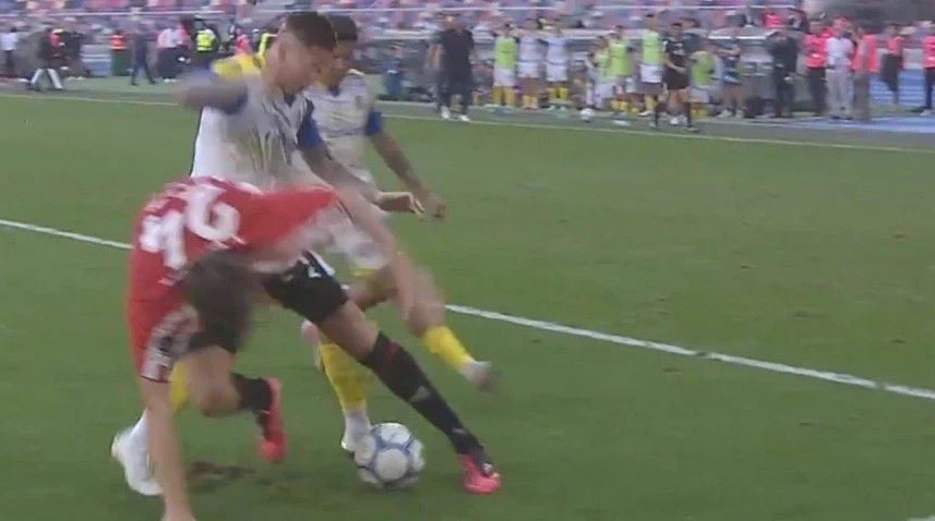 DSportsRadio's tweet photo. 🗣️ "En la situación de Palacios, el jugador se arroja sobre la pierna del defensor y ahí se produce el contacto. Nunca se logra poner de pie en esa situación. Me pareció una acción totalmente de juego. Para mí, el jugador de Estudiantes nunca llegó a estar de pie para jugar el balón, ya venía cayéndose antes de que se produzca el golpe"

Jorge Baliño, Árbitro VAR de Estudiantes - Rosario Central, en #NoVeoLaHora por DSPORTS Radio FM 103.1 #ElSonidoDelDeporte 📻