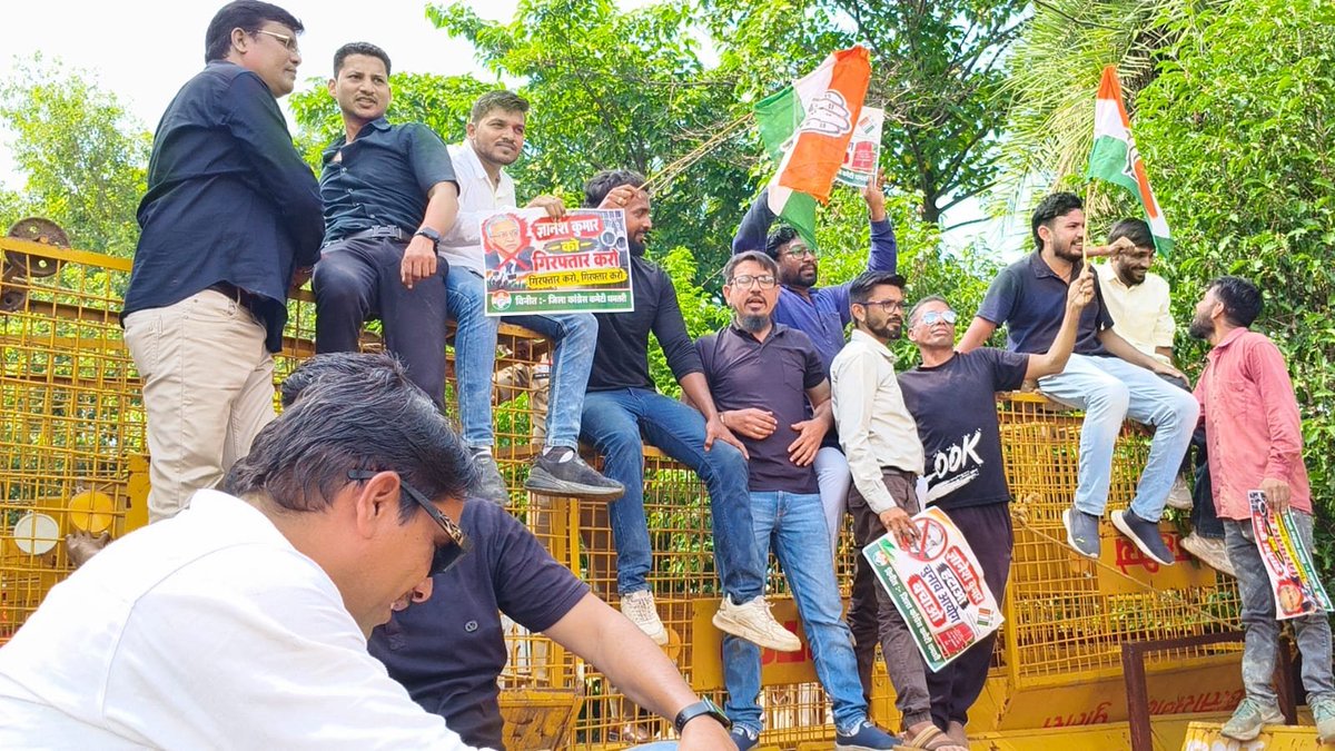 tariqrazaqadri_'s tweet photo. मुख्य चुनाव आयुक्त ज्ञानेश कुमार को हटाने की मांग को लेकर आज जिला कांग्रेस कमेटी के नेतृत्व में कलेक्ट्रेट घेराव किया गया।
गद्दार भगाव ,लोकतंत्र बचाव....!
📍 कलेक्ट्रेट,धमतरी
#RemoveGyaneshkumar #VoteChori #VoteTheftFraud https://t.co/5PpljMll7g