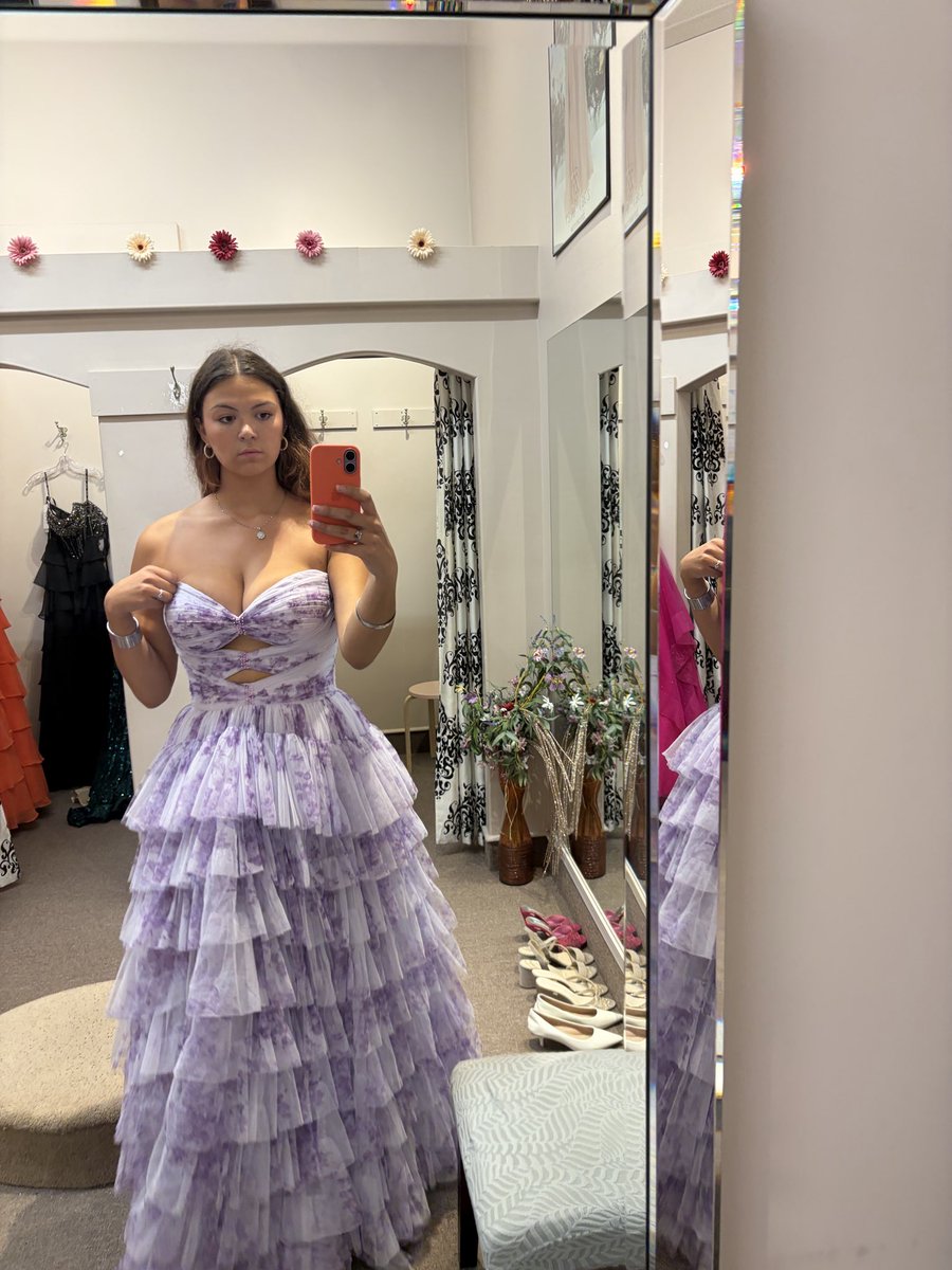 sinfulgoddessll's tweet photo. 800$ dress for my event 🤭🤍 https://t.co/QkoQXulezm