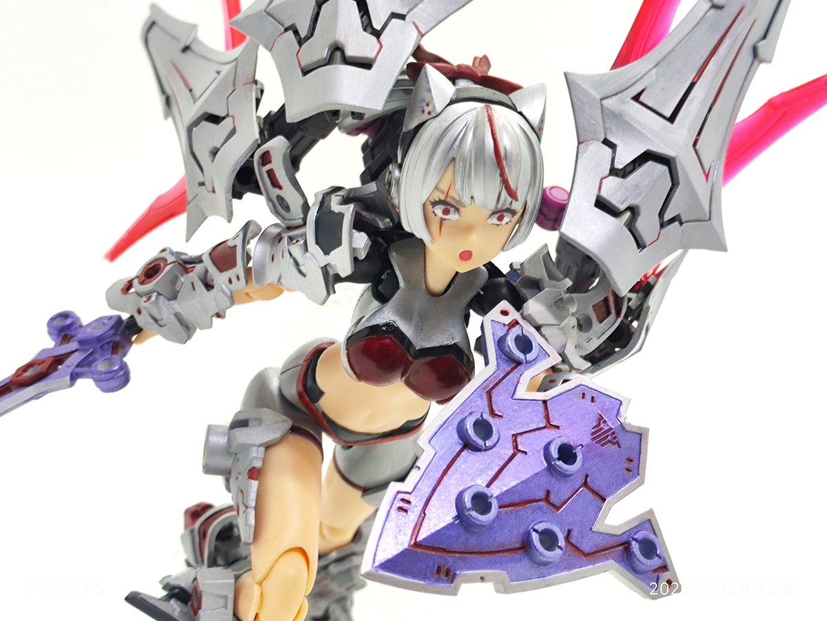 DCD3cs's tweet photo. 戦闘が長引くと周囲の大気を吸収し内部エネルギーへ変換する独自機構を持つ

活性形態と呼ばれる状態になると目の色が紅に染まりバインダーでの加速力が向上する https://t.co/8NUM6chZ5q