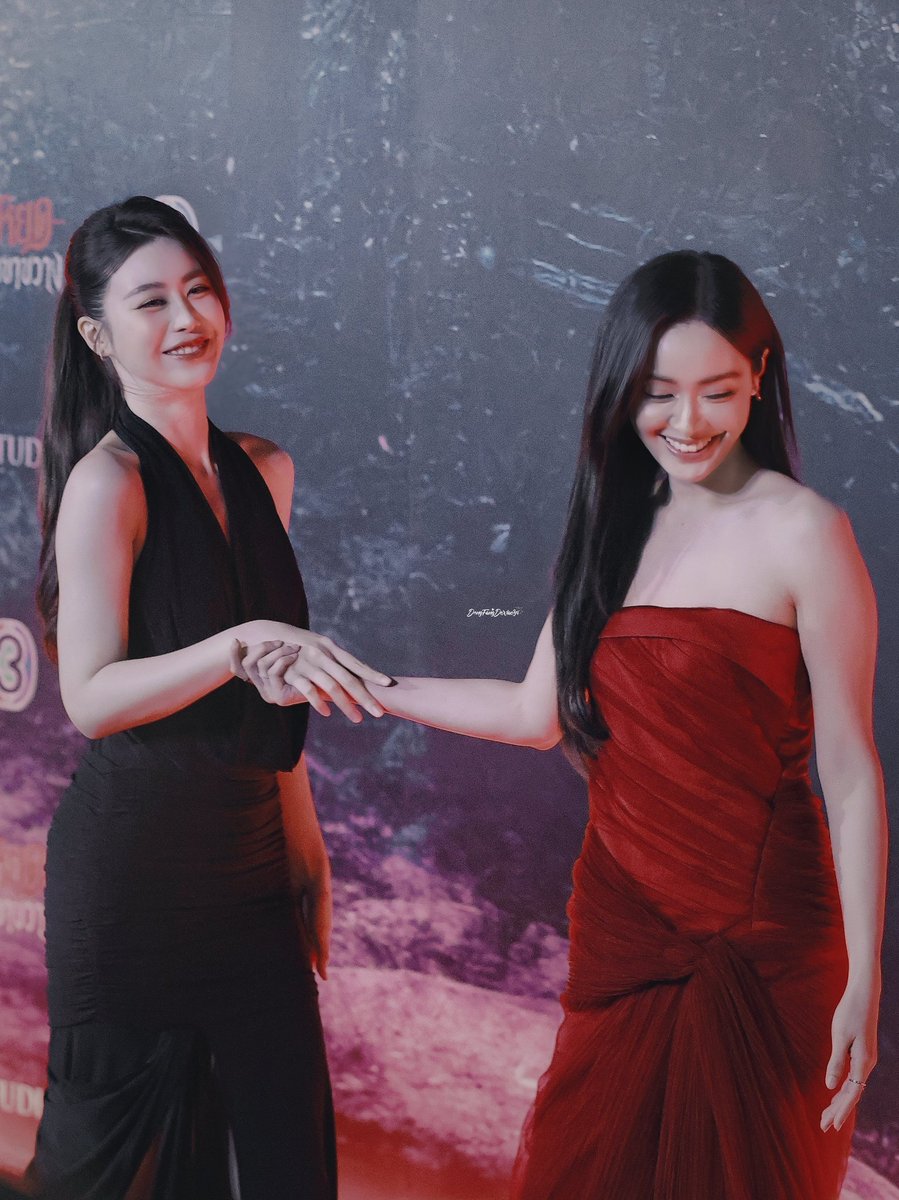 SmileySkiess's tweet photo. What a lovely scene 💘💗💖

GALA PREMIERE WITH OOMBAM
#ธี่หยดสมิงเขาขวางxOomBam https://t.co/26194MG6hI