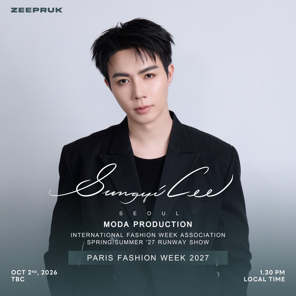 Hello_asian's tweet photo. รันวงการแบบตัวท๊อปเพราะเตรียมลง รันเวย์ !! PARIS FASHION WEEK มีซี พฤกษ์ จ้า 
ครั้งที่ 2 แล้วรันเวย์ แฟชั่นวีค สำหรับ ซีพฤกษ์  แฟนๆ ตั้งตารอเลยย 
#SungyiLee
#ZeePruk 
SUNGYI LEE – PARIS FASHION WEEK 2027 SS

“Zee Pruk” @zee_pruk will take to the runway for SUNGYI LEE at the Moda Production – INTERNATIONAL FASHION WEEK ASSOCIATION SPRING/SUMMER‘ 27 RUNWAY SHOW on Friday, October 2, 2026.

⏰ 1.30 PM (Paris Time) 
⏰ 6.30 PM (GMT+7)
📍 TBC