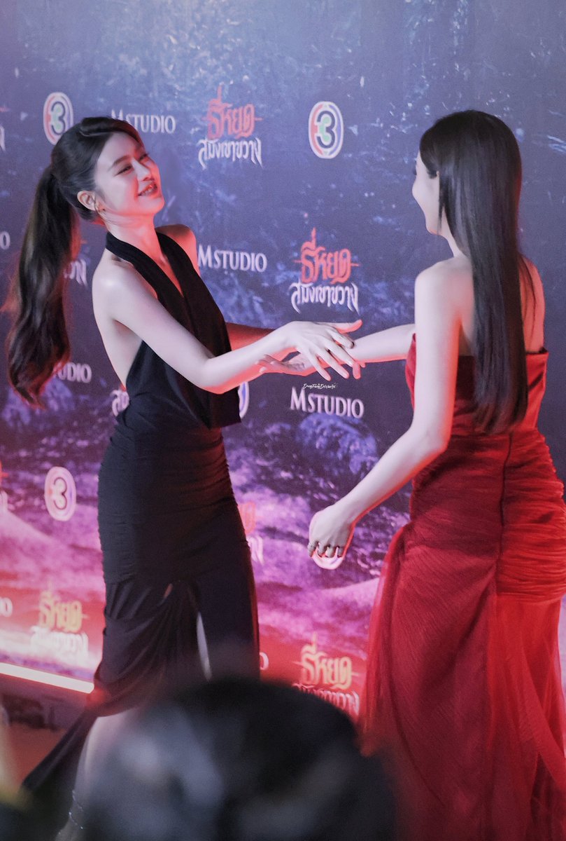 SmileySkiess's tweet photo. What a lovely scene 💘💗💖

GALA PREMIERE WITH OOMBAM
#ธี่หยดสมิงเขาขวางxOomBam https://t.co/26194MG6hI