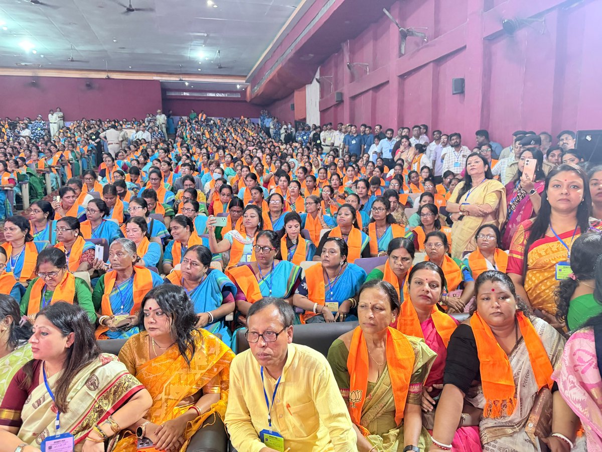 Pinkikushwaha01's tweet photo. पानिहाटी, पश्चिम बंगाल में ‘आंगन का मिलन – सेवा संकल्प अभियान’ के अवसर पर आंगनवाड़ी बहनों से आत्मीय संवाद का अवसर मिला। 🙏🌸
उनके अनुभवों एवं सुझावों को सुनना सुखद रहा। सभी आंगनवाड़ी बहनों के सेवा-भाव को नमन। 🙏
#AnganMilan #SevaSankalpAbhiyan #Anganwadi #WestBengal https://t.co/mgAzFIQQmC