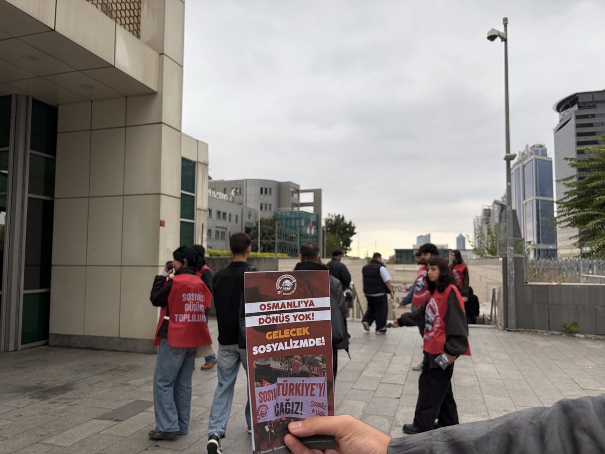 SDTopluluklari's tweet photo. ✊"Osmanlı'ya Dönüş Yok! Gelecek Sosyalizmde!" broşürümüzü İTÜ'de sıra arkadaşlarımıza ulaştırdık.

🚩 Gençliğin sesini baskılarla ve genelgelerle susturmaya çalışanlara karşı eşit, özgür ve aydınlık bir ülke mücadelesini yükseltiyoruz! Sen de Sosyalist Düşünce Topluluklarına katıl,  yeni bir gelecek mücadelesinde yerini al!

🔗https://t.co/yTEWI2a23W