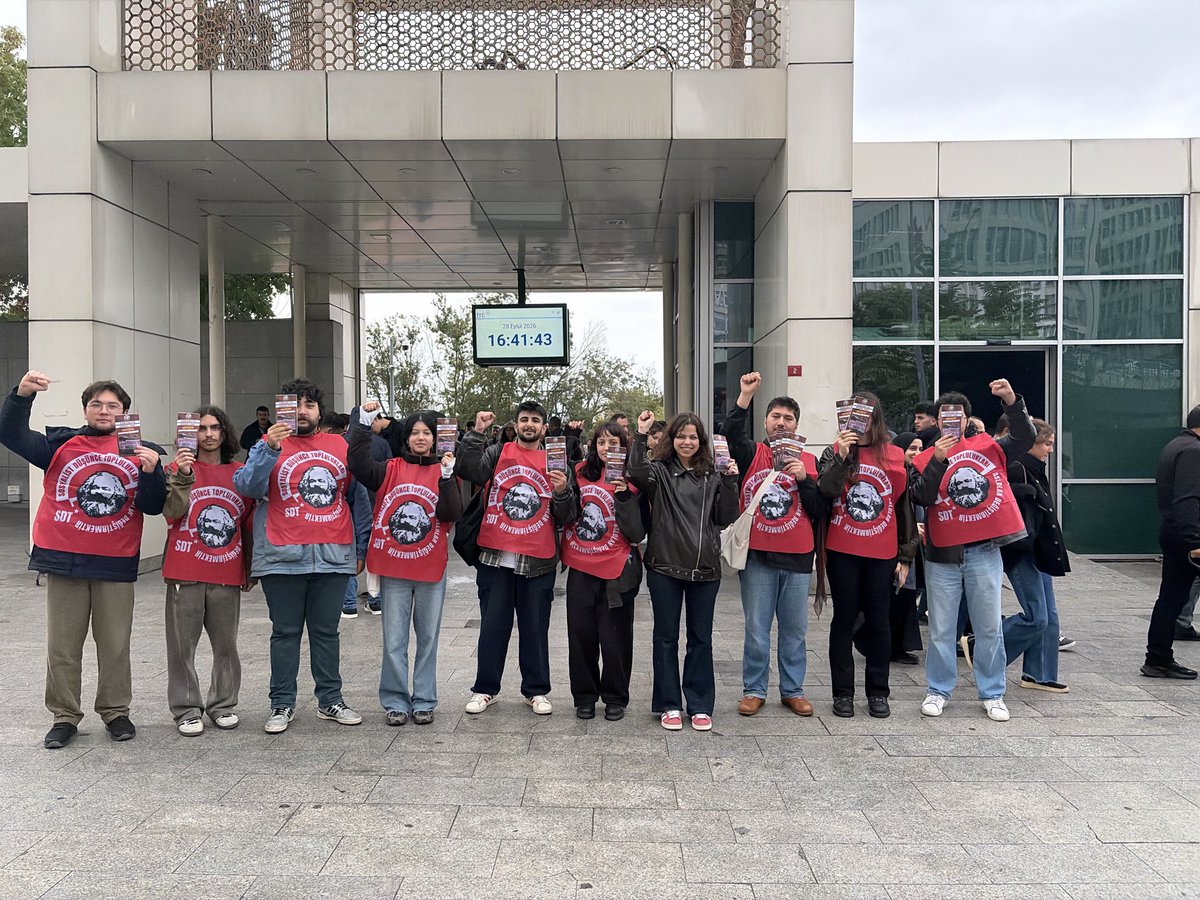SDTopluluklari's tweet photo. ✊"Osmanlı'ya Dönüş Yok! Gelecek Sosyalizmde!" broşürümüzü İTÜ'de sıra arkadaşlarımıza ulaştırdık.

🚩 Gençliğin sesini baskılarla ve genelgelerle susturmaya çalışanlara karşı eşit, özgür ve aydınlık bir ülke mücadelesini yükseltiyoruz! Sen de Sosyalist Düşünce Topluluklarına katıl,  yeni bir gelecek mücadelesinde yerini al!

🔗https://t.co/yTEWI2a23W