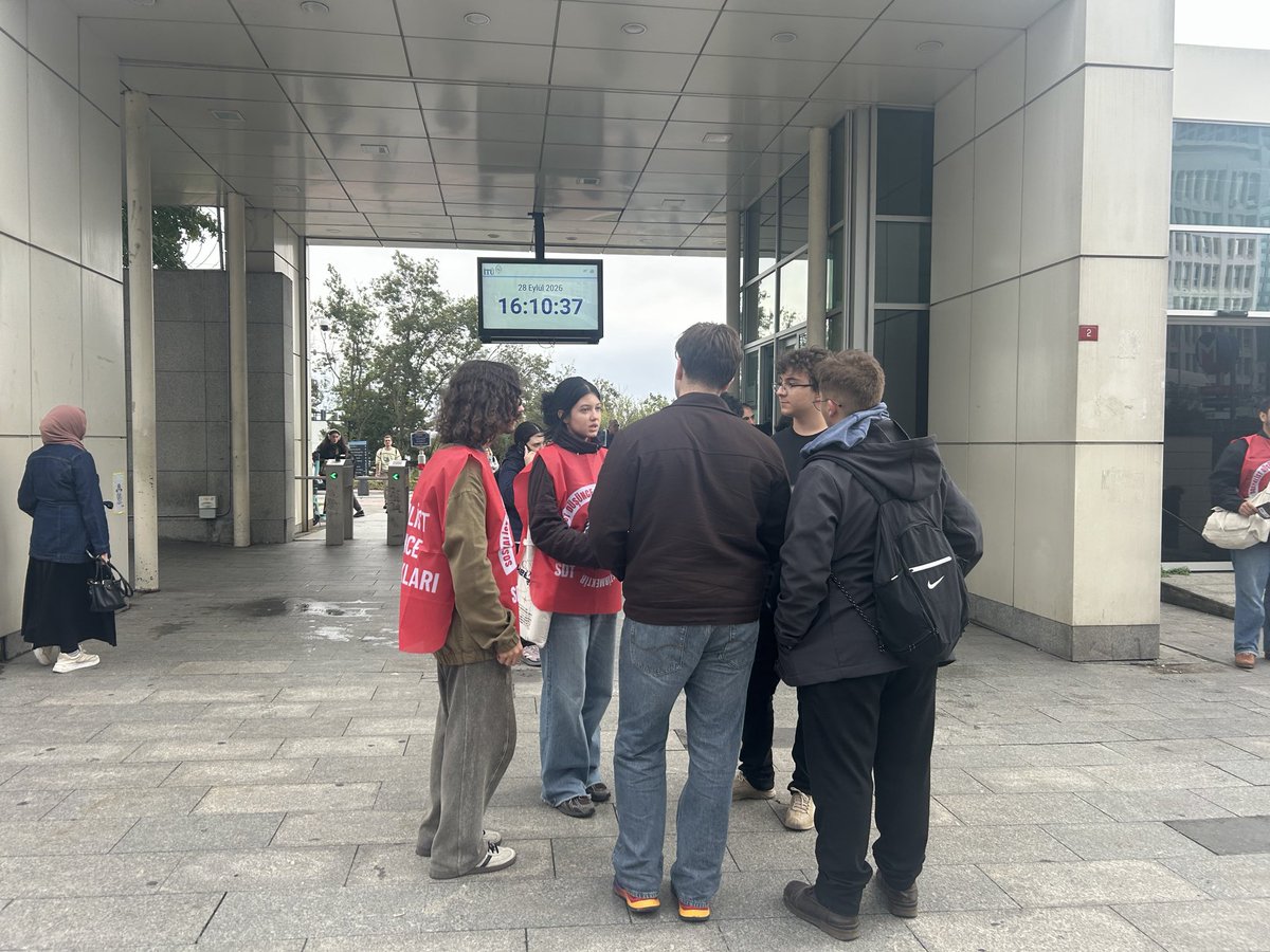 SDTopluluklari's tweet photo. ✊"Osmanlı'ya Dönüş Yok! Gelecek Sosyalizmde!" broşürümüzü İTÜ'de sıra arkadaşlarımıza ulaştırdık.

🚩 Gençliğin sesini baskılarla ve genelgelerle susturmaya çalışanlara karşı eşit, özgür ve aydınlık bir ülke mücadelesini yükseltiyoruz! Sen de Sosyalist Düşünce Topluluklarına katıl,  yeni bir gelecek mücadelesinde yerini al!

🔗https://t.co/yTEWI2a23W