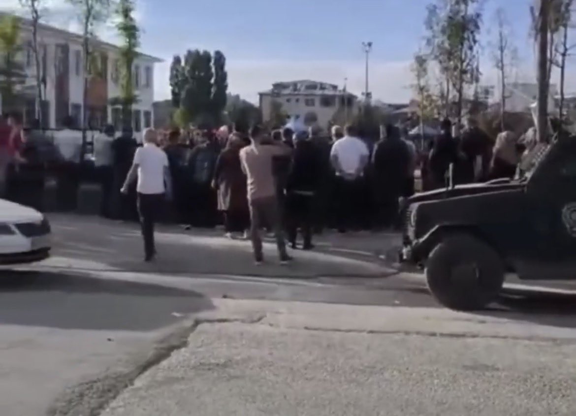 nelervarson's tweet photo. #gündem 🚨 Van'da 7. sınıfta okuyan bir öğrenci, okula pompalı tüfekle geldi. 

• Okula çok sayıda polis ekibi sevk edildi.

• Öğrenci, ifadesi alınmak üzere karakola götürüldü. https://t.co/D8pUwxWRCi