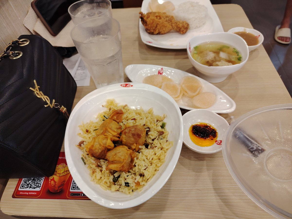EcachieFloat's tweet photo. Small eatout after so long🤤 https://t.co/VpPKZnneTn