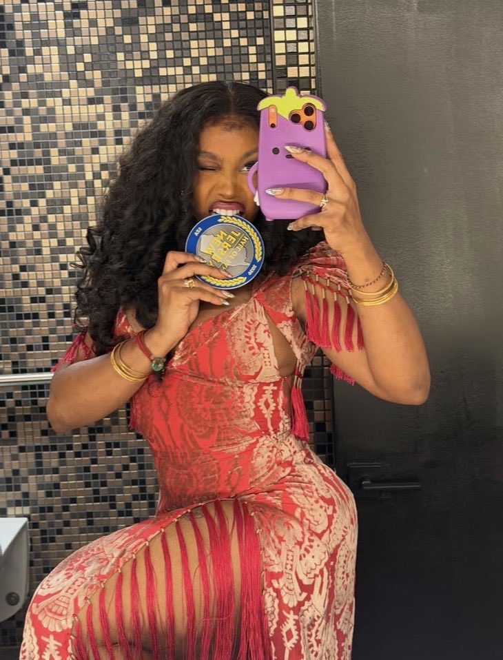 BlackMedia___'s tweet photo. SZA poses with iPhones that “children in Congo literally d!ed for.”

Hmm… we absolutely hope the zoom was worth it.👀 https://t.co/6YP8BIt0PP