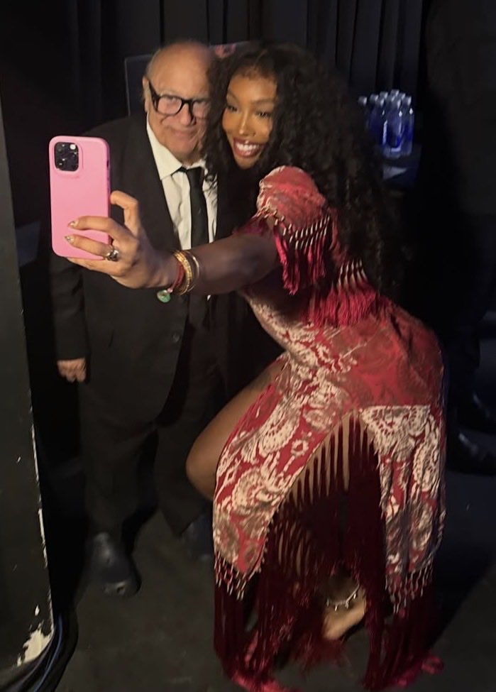 BlackMedia___'s tweet photo. SZA poses with iPhones that “children in Congo literally d!ed for.”

Hmm… we absolutely hope the zoom was worth it.👀 https://t.co/6YP8BIt0PP