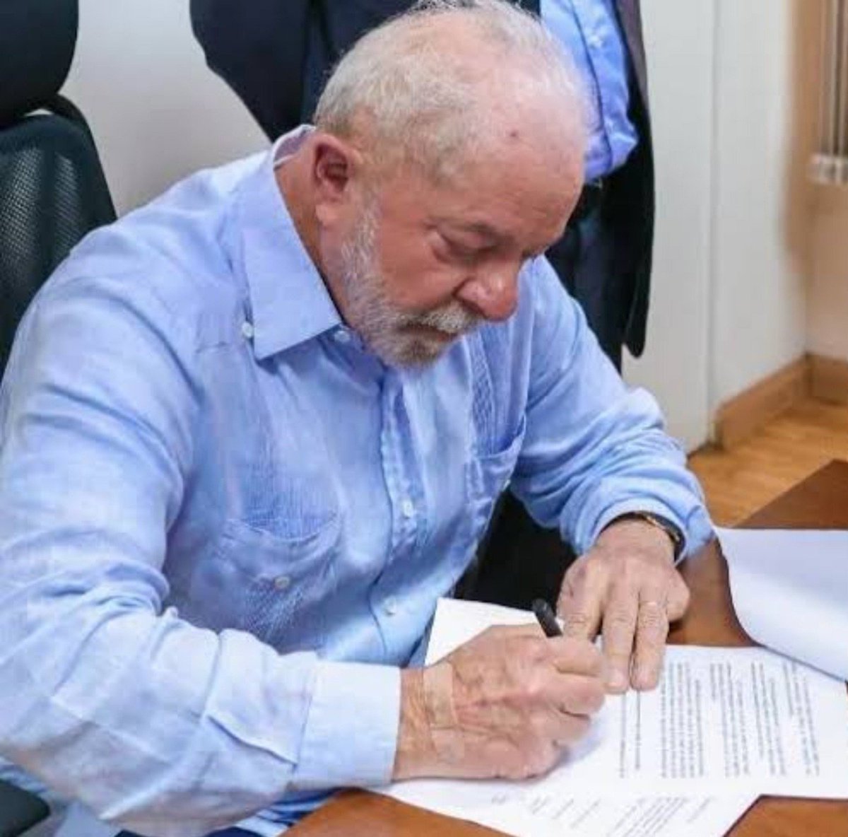 NilsonPQDT's tweet photo. As bets estavam corroendo a economia das famílias brasileiras. Obrigado presidente Lula 13 ❤️❤️❤️ https://t.co/skWe27zkYB