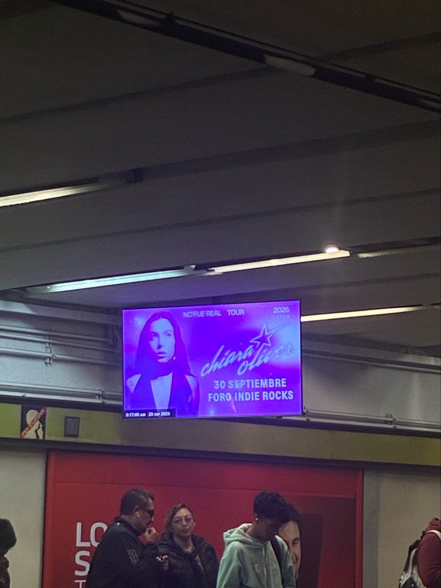 giIIshaw's tweet photo. con estos anuncios en el metro, sí dan ganas de ir a trabajar 💘💘💘💘 https://t.co/ndz0pOKS6C