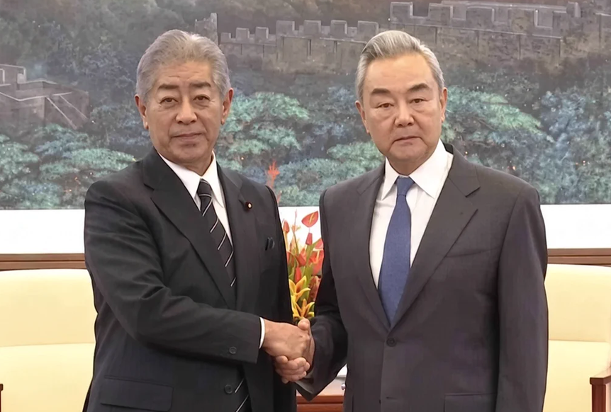 hoshusokuhou's tweet photo. 【岩屋が中国外相と会談】
王毅「（河野氏は）日本の軍国主義が犯した罪を勇気を持って反省し、正しい態度で中国及びアジア各国の民衆の尊敬を得た」
↓
岩屋「河野氏の遺志を継ぎ、日中経済関係の発展と両国関係の改善のために微力を尽くしたい」
↓
王毅「岩屋氏らが引き続き中日関係の改善と発展に前向きな役割を果たすと信じている」

まーた始まったよ。
日本の国益じゃなくて河野の遺志を継いでどうすんだよｗｗｗ

まじでどこの国の政治家だよｗｗｗ