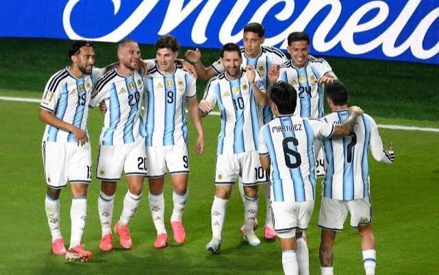 NicoMai10's tweet photo. 🇦🇷#SelecciónArgentina

⌚️Los horarios de los amistosos por fecha FIFA serán:

✔️Ante 🇧🇴#Bolivia Miércoles 30/9 a las 21 hs estadio 🏟 Kempes

✔️Ante 🇧🇫#BurkinaFaso Sábado 3/10 a las 21 hs estadio 🏟 Monumental 

✔️Ante 🇧🇯#Benin Martes 6/10 a las 20 hs estadio 🏟 Monumental https://t.co/I6sB4YwF9j