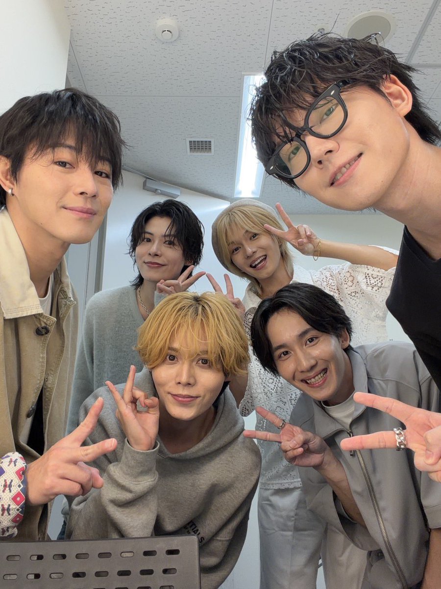 nagato1215's tweet photo. 本日は
『あんさんぶるスターズ！THE STAGE』
-Blessing Moment-
Blu-ray発売記念イベントにご来場頂きありがとうございました！

この６人でいると凄く落ち着くし楽しいです🥹
皆さんと一緒にBMの思い出を振り返る事ができて幸せな時間でした✨
何度も何度も見て頂けたら嬉しいです！

#あんステ https://t.co/NYhhQbnTh1