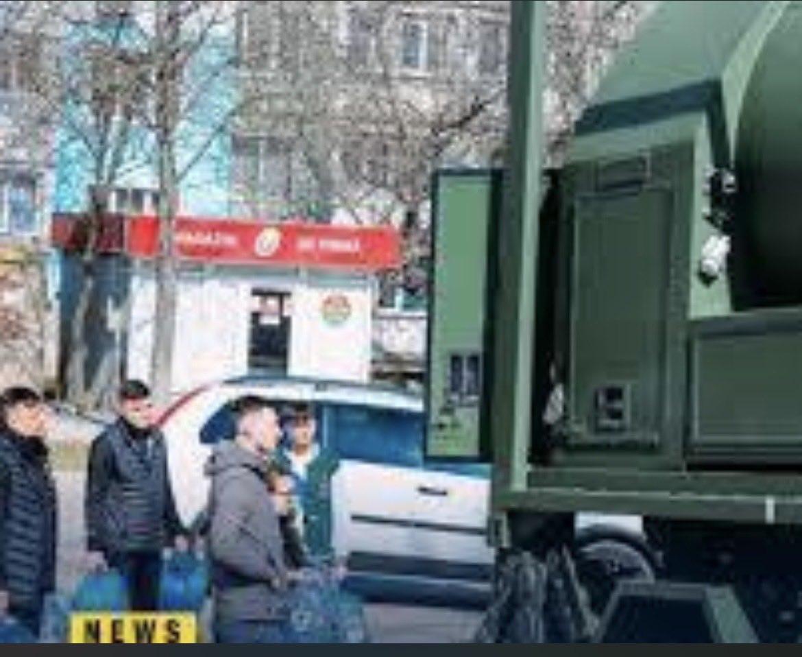 LucaDamian0's tweet photo. Până când vom mai număra fiecare litru de apă și cub de gaz? 📉💧🔥

Nu vrem să ne consumăm tinerețea blocați în chestii de bază. Ce viitor ne așteaptă? Vrem doar să se termine criza asta și să ne trăim visele! 🙏✨

#Moldova #CrizaGazului #CrizaApei #TineriiVreauViitor https://t.co/NlOxhUyQUc
