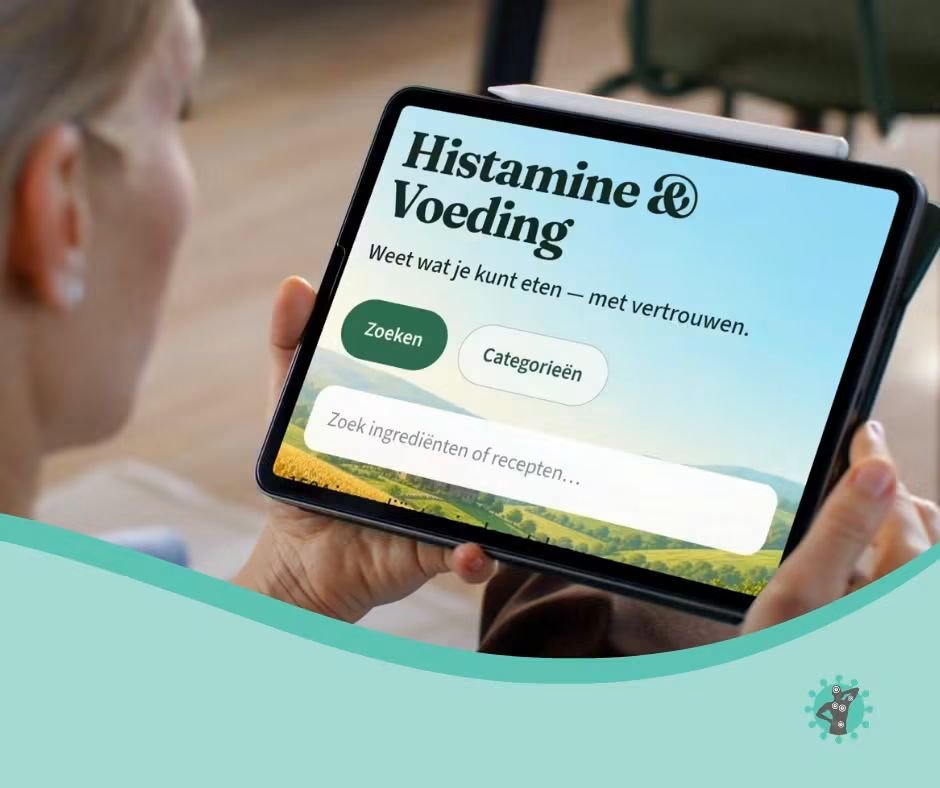 LongCovidNL's tweet photo. Handige website & app: Histamine & Voeding 

🩸 Een deel van de long covidpatiënten heeft last van MCAS klachten, oftewel het mestcelactivatiesyndroom. Mestcellen zijn een bepaald type witte bloedcellen die een belangrijke rol spelen in het immuunsysteem en bij allergische reacties. Bij MCAS zijn deze mestcellen overactief. De cellen reageren op bepaalde prikkels en geven vervolgens histamine af, wat kan zorgen voor ontstekingsreacties, huidklachten, vermoeidheid en hersenmist. Door een dieet te volgen met weinig histamine merken sommige patiënten dat hun symptomen verminderen.

 🧀 Bijhouden wat waar in zit is alleen nogal een klus. Ook kunnen reacties op producten verschillen per persoon. Onder eigen beheer heeft Bart van de Berg daarom een website en app ontwikkeld waarop je dat precies kunt zien: Histamine & Voeding. 

🖥️ Op deze website en app vind je recepten met ingrediëntenlijsten en kun je voor elk product erbij zetten of het voor jou veilig is of niet. Geheel gratis! 

Gebruikers kunnen ook niet-bekende producten scannen en door AI laten beoordelen of ze een risico vormen.

💪🏻 Wij van Long Covid Nederland vinden dit een fantastisch initiatief!

➡️ Overweeg je om een langere tijd dit dieet te volgen? Bespreek het dan met je huisarts en/of zoek een diëtist die jou hierbij kan begeleiden. 

🔗 Kijk hier voor de website: https://t.co/tEElCN69At 

Kijk hier voor de Apple Store: https://t.co/t8ANVOk2VZ    

Of hier voor Google Play: https://t.co/TKTdfI875y

#longcovid #mcas #histamine #niethersteld
