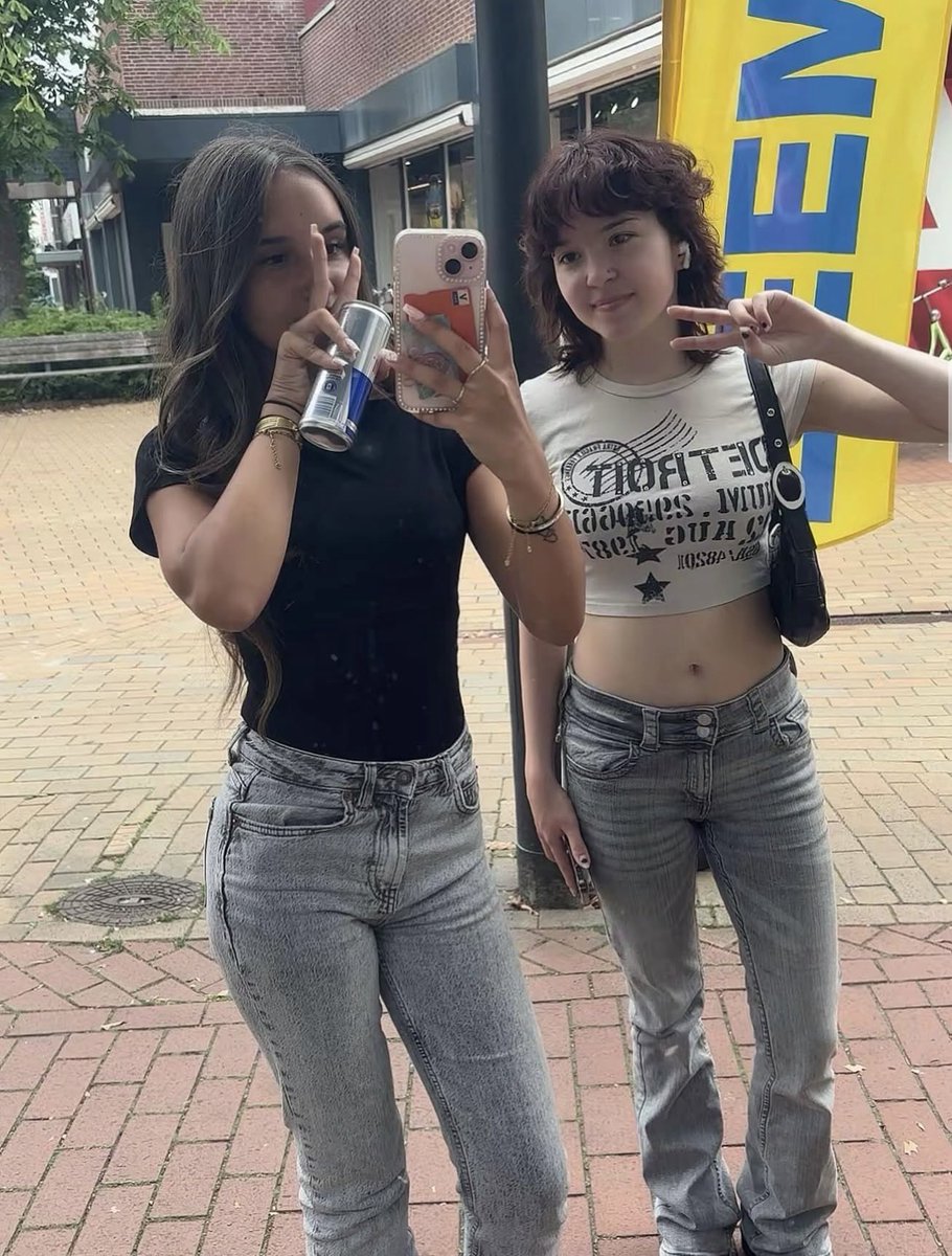 Jadefindomnl's tweet photo. Wie durft er irl aan met ons?🦮🤷🏻‍♀️

—
FindomNL Meesteres GoddessNL Goddess Findom #FindomNL #Meesteres https://t.co/TNEeelYg6K