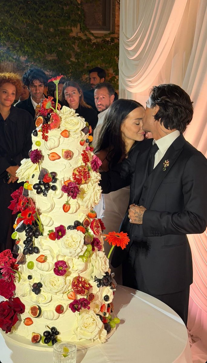 Redhead_Naya's tweet photo. The way they look at each other makes me sick 😭 https://t.co/5fvYcQJL6A