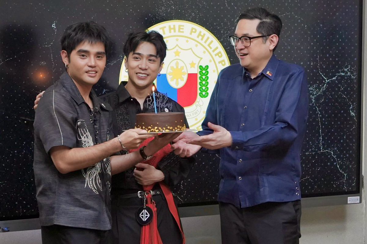 PhilippineStar's tweet photo. SEN. BAM, ANONG PAKIRAMDAM? 🤭

Senator Bam Aquino shared on social media his photos with SB19 following the P-pop kings’ visit to the Senate on Monday. 

Aquino sponsored Senate Resolution 545, commending SB19 for their historic performance at 2026 Lollapalooza in Chicago and recognizing their outstanding achievements and contributions to the Philippine creative industries.

The senator gave the group personalized bags from a social enterprise and surprised Pablo and Josh with a birthday cake. In turn, SB19 gifted Aquino with a “Simula at Wakas” photobook set. (Facebook/Bam Aquino)

WATCH: https://t.co/BLdhrHXFUC
