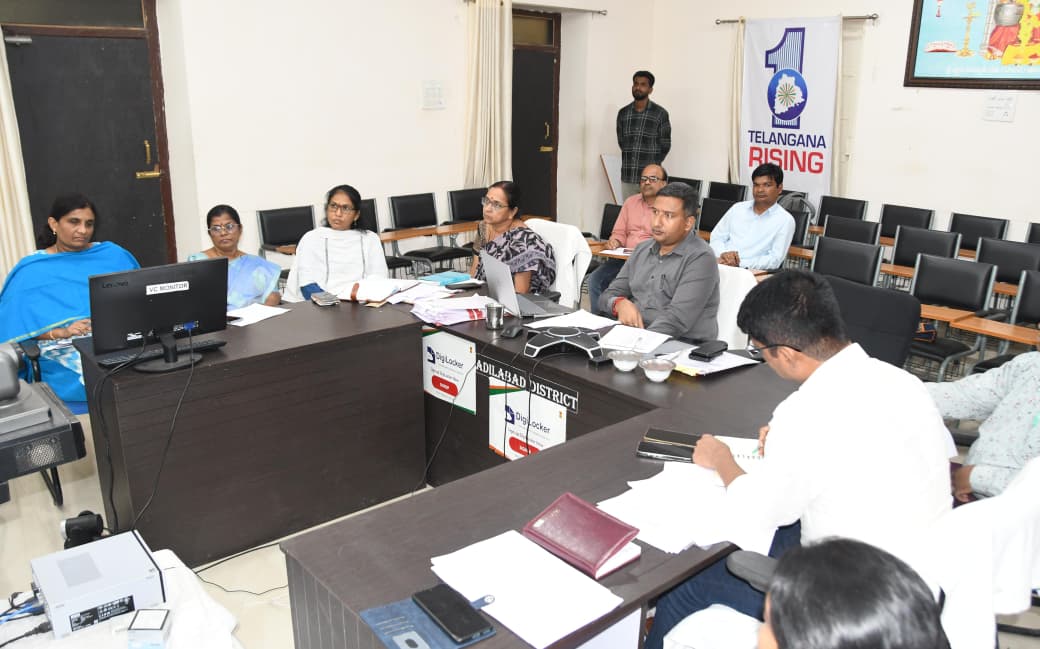 Collector_ADB's tweet photo. సోమవారం హైదరాబాద్ నుండి రాష్ట్ర ప్రభుత్వ ప్రధాన కార్యదర్శి సంజయ్ జాజు సంబంధిత శాఖల ఉన్నతాధికారులతో కలిసి ప్రభుత్వ విద్యా సంస్థలు, వసతి గృహాల నిర్వహణ, సంక్షేమ పథకాలు, వివిధ అంశాలపై వీడియో కాన్ఫరెన్స్ నిర్వహించి దిశ నిర్దేశం చేశారు.

ఈ వీడియో కాన్ఫరెన్స్ లో కలెక్టరేట్ వీసీ హాల్ నుండి జిల్లా కలెక్టర్ రాజర్షిషా, డిఈఓ మాధవి, డిబిసిడిఓ సోనియా, డిఎస్సీడిఓ సునీత కుమారి, డిఎండబ్లుఓ కలీమ్, గిరిజన సంక్షేమ శాఖ డిడి అశోక్, బాలికల ఎస్సీ రెసిడెన్షియల్, ఏంజేపి పాఠశాల, కళాశాలల ప్రిన్సిపాల్ లు లలిత కుమారి, కీర్తి, ఇతర అధికారులు, సిబ్బంది, తదితరులు పాల్గొన్నారు.
#ADILABAD #GovernmentOfTelangana #IPRTELANGANA #TelanganaRising2047 #TelanganaRising #Telangana #TheEduBulletin #Educationforall 
@TelanganaCMO
@TelanganaCS
@CPRO_TGCM
@Bhatti_Mallu
@INC_Ponguleti
@jupallyk_rao
@seethakkaMLA
@ASridevasena
@RajarshiShahIAS
@TelanganaVidya
@EduMinOfIndia
@DselEduMinistry
@Dir_Education
@PIB_Edu
@PIBHindi
@PIB_India
@MIB_India
@PTI_News
@DCsofIndia
@IasTelangana
@IPRTelangana
@DMCellTS
@DigitalMediaTG
@EmergingTechTS
@DDNewslive
@DDNational
@PIBFactCheck
@PTINews_Bhasha