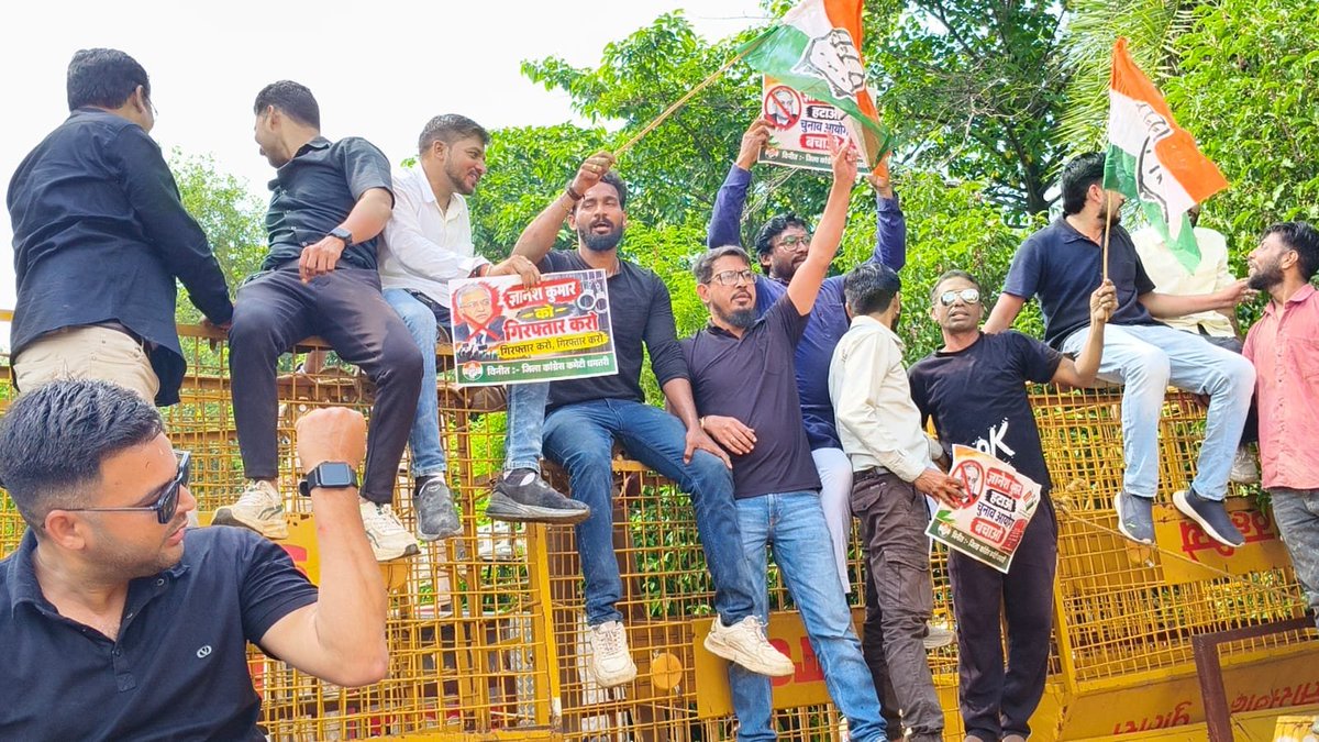 tariqrazaqadri_'s tweet photo. मुख्य चुनाव आयुक्त ज्ञानेश कुमार को हटाने की मांग को लेकर आज जिला कांग्रेस कमेटी के नेतृत्व में कलेक्ट्रेट घेराव किया गया।
गद्दार भगाव ,लोकतंत्र बचाव....!
📍 कलेक्ट्रेट,धमतरी
#RemoveGyaneshkumar #VoteChori #VoteTheftFraud https://t.co/5PpljMll7g