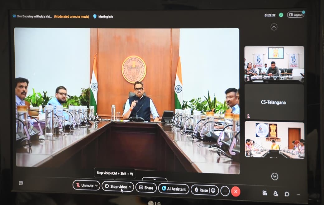 Collector_ADB's tweet photo. సోమవారం హైదరాబాద్ నుండి రాష్ట్ర ప్రభుత్వ ప్రధాన కార్యదర్శి సంజయ్ జాజు సంబంధిత శాఖల ఉన్నతాధికారులతో కలిసి ప్రభుత్వ విద్యా సంస్థలు, వసతి గృహాల నిర్వహణ, సంక్షేమ పథకాలు, వివిధ అంశాలపై వీడియో కాన్ఫరెన్స్ నిర్వహించి దిశ నిర్దేశం చేశారు.

ఈ వీడియో కాన్ఫరెన్స్ లో కలెక్టరేట్ వీసీ హాల్ నుండి జిల్లా కలెక్టర్ రాజర్షిషా, డిఈఓ మాధవి, డిబిసిడిఓ సోనియా, డిఎస్సీడిఓ సునీత కుమారి, డిఎండబ్లుఓ కలీమ్, గిరిజన సంక్షేమ శాఖ డిడి అశోక్, బాలికల ఎస్సీ రెసిడెన్షియల్, ఏంజేపి పాఠశాల, కళాశాలల ప్రిన్సిపాల్ లు లలిత కుమారి, కీర్తి, ఇతర అధికారులు, సిబ్బంది, తదితరులు పాల్గొన్నారు.
#ADILABAD #GovernmentOfTelangana #IPRTELANGANA #TelanganaRising2047 #TelanganaRising #Telangana #TheEduBulletin #Educationforall 
@TelanganaCMO
@TelanganaCS
@CPRO_TGCM
@Bhatti_Mallu
@INC_Ponguleti
@jupallyk_rao
@seethakkaMLA
@ASridevasena
@RajarshiShahIAS
@TelanganaVidya
@EduMinOfIndia
@DselEduMinistry
@Dir_Education
@PIB_Edu
@PIBHindi
@PIB_India
@MIB_India
@PTI_News
@DCsofIndia
@IasTelangana
@IPRTelangana
@DMCellTS
@DigitalMediaTG
@EmergingTechTS
@DDNewslive
@DDNational
@PIBFactCheck
@PTINews_Bhasha