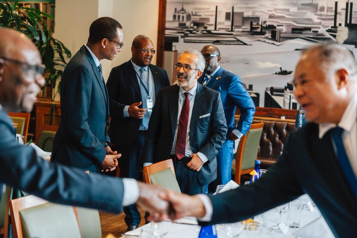 mne_pt's tweet photo. A Semana de Alto Nível terminou na sexta-feira com um almoço dos Estados-Membros da CPLP, num momento particularmente importante para a Comunidade.

Portugal defende uma CPLP unida na defesa da democracia, do Estado de Direito e do regresso à ordem constitucional. 

E quer uma Comunidade mais ambiciosa, com maior projeção internacional e uma voz lusófona mais forte nas Nações Unidas.
