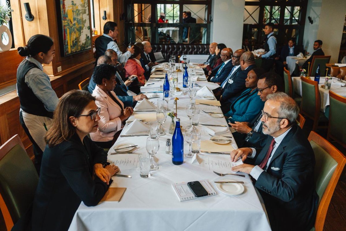 mne_pt's tweet photo. A Semana de Alto Nível terminou na sexta-feira com um almoço dos Estados-Membros da CPLP, num momento particularmente importante para a Comunidade.

Portugal defende uma CPLP unida na defesa da democracia, do Estado de Direito e do regresso à ordem constitucional. 

E quer uma Comunidade mais ambiciosa, com maior projeção internacional e uma voz lusófona mais forte nas Nações Unidas.
