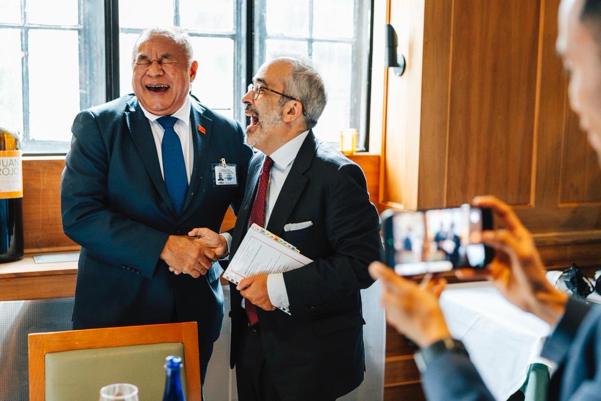 mne_pt's tweet photo. A Semana de Alto Nível terminou na sexta-feira com um almoço dos Estados-Membros da CPLP, num momento particularmente importante para a Comunidade.

Portugal defende uma CPLP unida na defesa da democracia, do Estado de Direito e do regresso à ordem constitucional. 

E quer uma Comunidade mais ambiciosa, com maior projeção internacional e uma voz lusófona mais forte nas Nações Unidas.