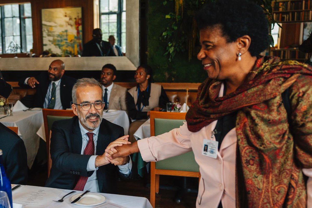 mne_pt's tweet photo. A Semana de Alto Nível terminou na sexta-feira com um almoço dos Estados-Membros da CPLP, num momento particularmente importante para a Comunidade.

Portugal defende uma CPLP unida na defesa da democracia, do Estado de Direito e do regresso à ordem constitucional. 

E quer uma Comunidade mais ambiciosa, com maior projeção internacional e uma voz lusófona mais forte nas Nações Unidas.