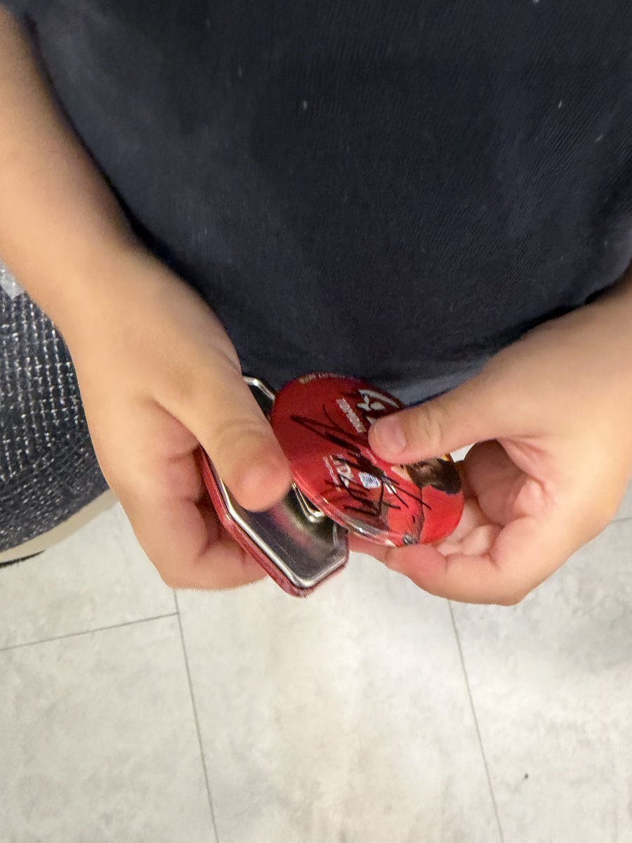 30_yain's tweet photo. 姉に渡した堀内の缶バッジ。
甥っ子がお気に召してしまい、姉に返していただけない事態に（笑）
甥っ子の分も確保か、、？😢
飯泉のストラップを見せるもスルー。もしかしたらカーズと同じ赤色だからか！？
私の彼氏も姉も姉の友達も甥っ子も堀内推し（笑）
取り合いになる（笑） https://t.co/qrOXynctaG