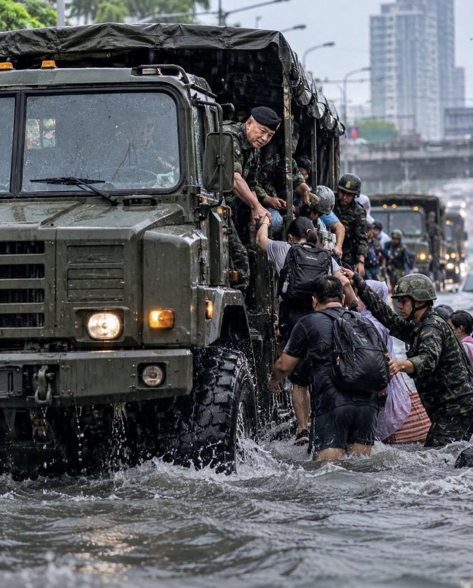 sarinyaegnor's tweet photo. Bangkok floods - Thanks to Thailand’s Military! https://t.co/Pk40WI1pbr
