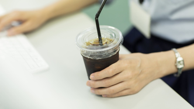 FmBaum's tweet photo. Iced coffee in a job interview: harmless or unprofessional? @RobertHalf's Megan Slabinski joined @Marketplace to discuss interview etiquette and how managers and interviewers can best prepare. #jobsexpert #interviewetiquette #RobertHalf https://t.co/5YWBza31lb https://t.co/rrhlDcGv6y